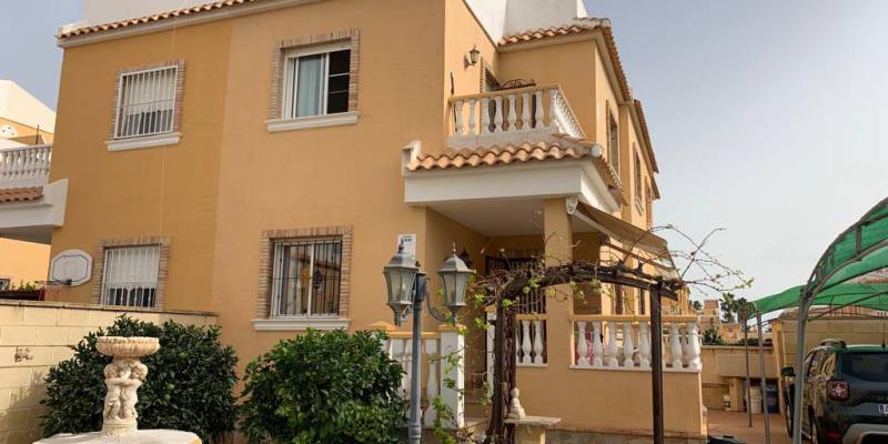 WONDERFUL 3 BEDROOM QUAD VILLA WITH LARGE GARDEN FOR ONLY 153.000€