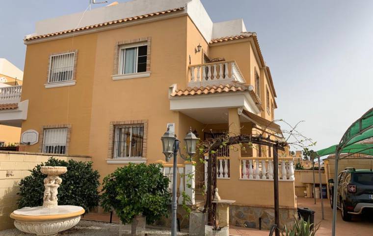 WONDERFUL 3 BEDROOM QUAD VILLA WITH LARGE GARDEN FOR ONLY 153.000€