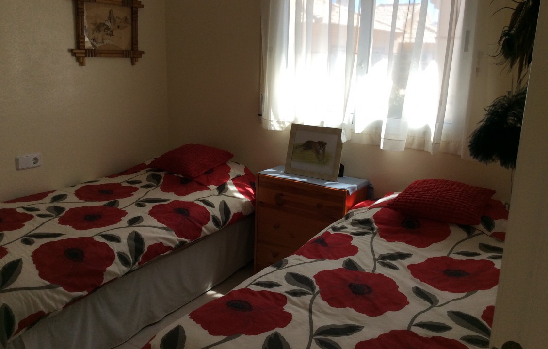 Vivienda en alquiler con Alicante Holiday Lets, dormitorio de dos camas