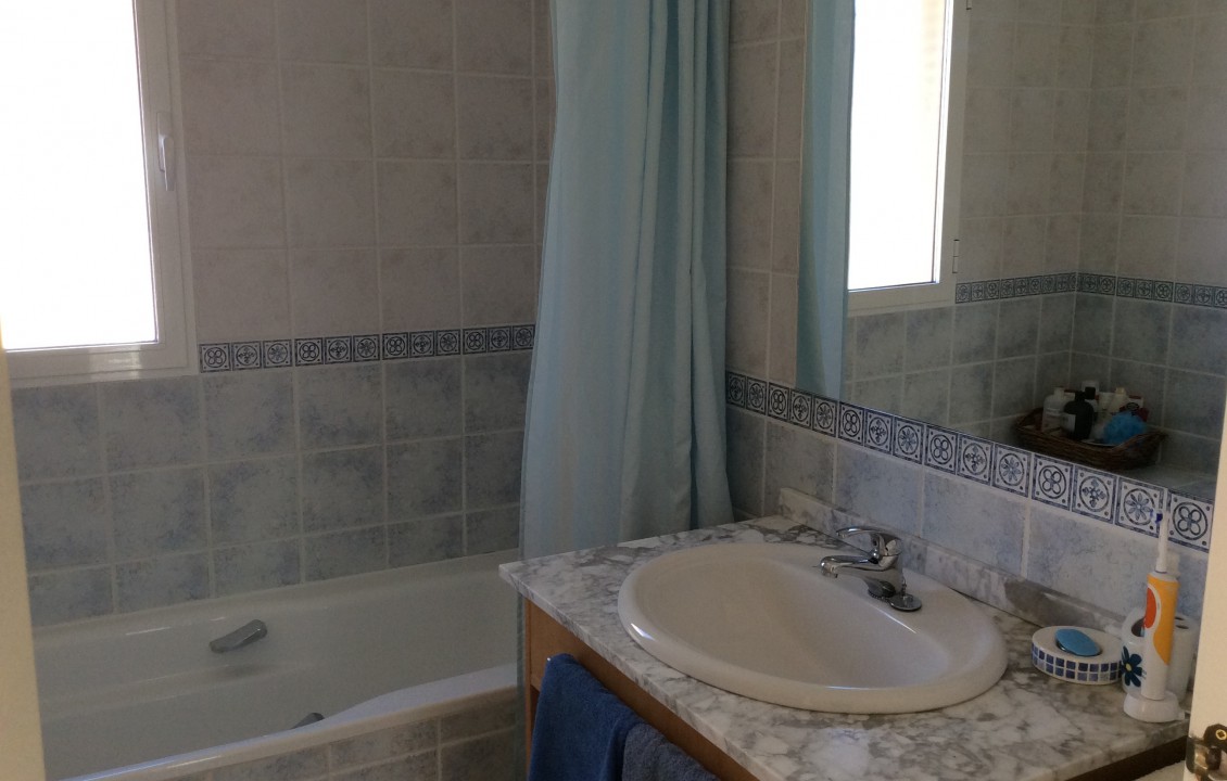 Vivienda en alquiler con Alicante Holiday Lets, baño con bañera