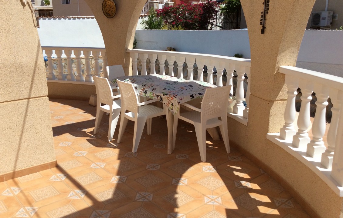 Chalet en alquiler con Alicante Holiday Lets, terraza soleada