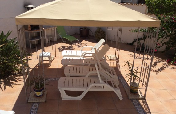 Chalet en alquiler con Alicante Holiday Lets, tumbonas en el jardín