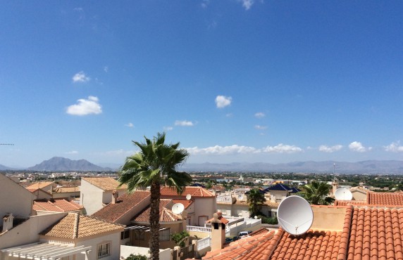 Chalet en alquiler con Alicante Holiday Lets, vistas desde el solarium