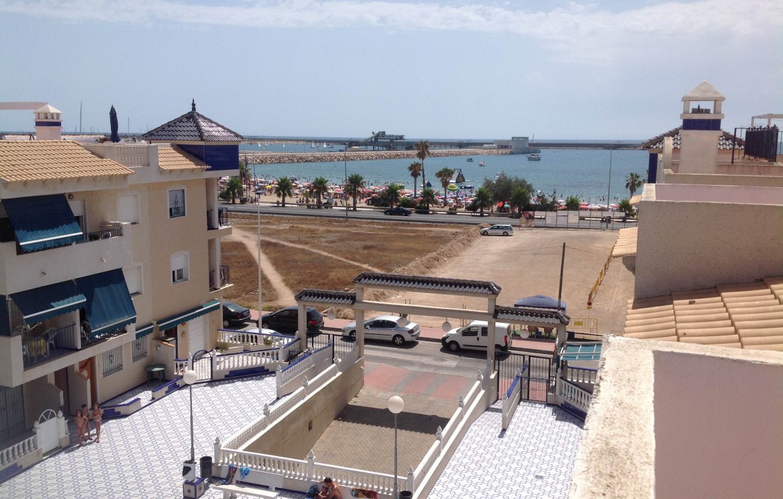 Urbanización con vistas al mar. Alicante Holiday Lets. Torrevieja. 