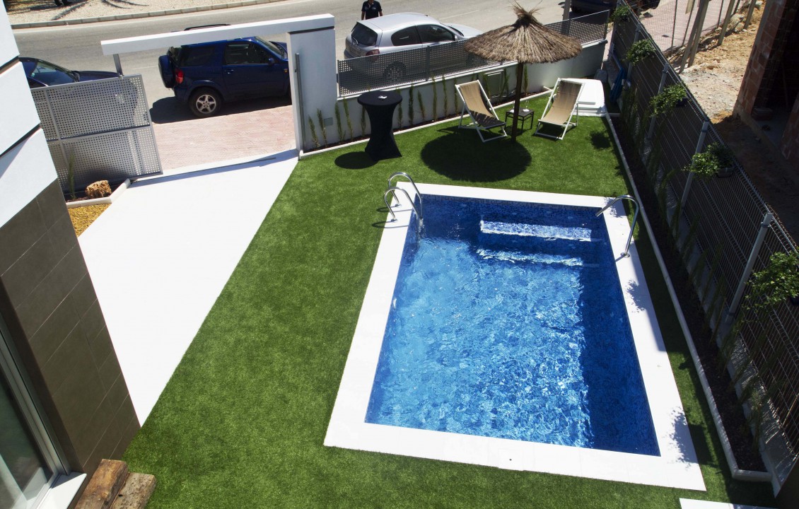 Parcela con piscina. Alicante Holiday Lets 