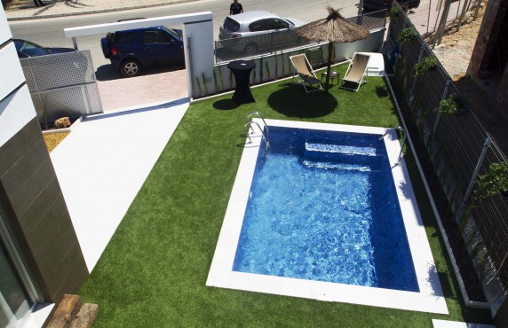 Parcela con piscina. Alicante Holiday Lets 