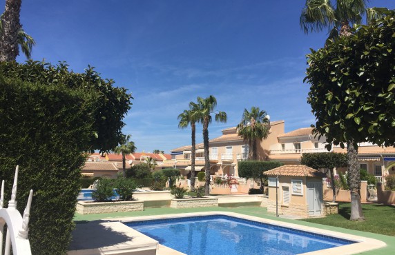 Communal pool, Alicante holiday lets in Ciudad Quesada