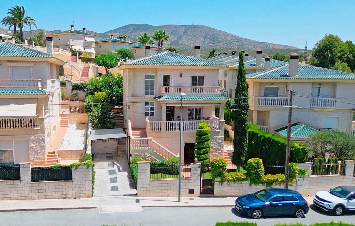 For Sale - villa - Petrer - Comunidad valenciana